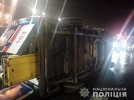 Не пропустили на перекрестке: в Харькове «скорая» попала в ДТП с переворотом (фото, видео)
