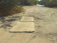 Закрыли ямы матрасами: сеть насмешило фото креативного «ремонта» дороги под Николаевом
