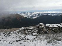 В Карпатах выпал снег: в сети появились яркие фото