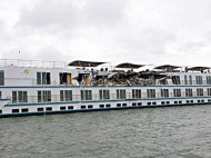 На Дунае столкнулись пассажирский лайнер и грузовое судно, есть пострадавшие (фото)