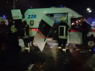 Появилось видео с места страшной ночной аварии со "скорой" в Киеве
