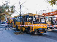 В центре Киева разбилась "подрезанная" маршрутка с пассажирами: видео с места ЧП