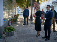Зеленский вместе с женой почтил в Киеве память погибших защитников Украины и едет на Донбасс (фото)