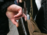 Во Львове за попытку помешать краже в трамвае карманник ударил пассажира ножом в грудь