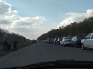 "Больше не боятся "бандеровцев": на Донбассе на блокпосту сняли огромную очередь в сторону Киева (видео)