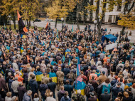 Тысячи украинцев вышли на марш "Нет капитуляции": как проходили акции в разных городах Украины (фото, видео)