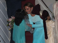 В оригинальном бирюзовом: Кейт Миддлтон с принцем Уильямом начали свое первое турне в Пакистан (фото, видео)
