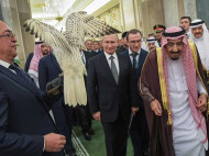 Путин оконфузился с подарком: привезенный им для саудовского короля кречет загадил дворец во время вручения