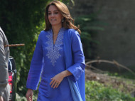 Королевский синий: Кейт Миддлтон вышла в свет в традиционной пакистанской одежде (фото, видео)