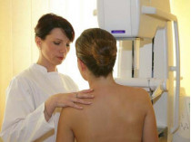 Обследование на маммографе&nbsp;— врач и пациентка