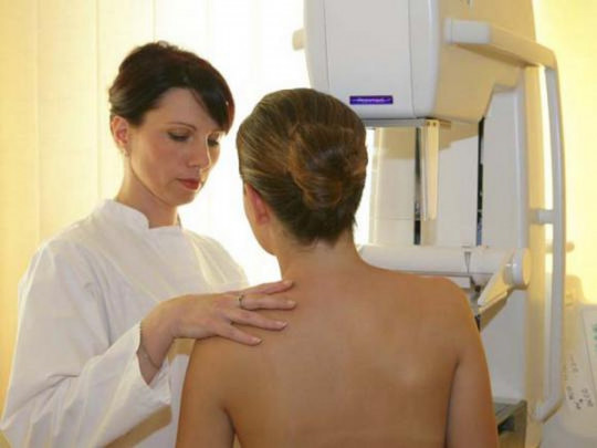Обследование на маммографе&nbsp;— врач и пациентка