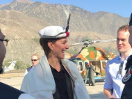 Кейт Миддлтон и принц Уильям в горах Пакистана примерили традиционные мужские шапки и плащи (фото, видео)