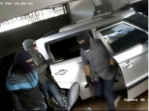 Грабители в масках выходят из машины