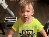 Сеть насмешила реакция малыша, возмущенного тем, что мама забыла его поцеловать перед уходом на работу (видео)