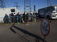 Кабмин на месяц отсрочил введение новых правил пересечения детьми линии разграничения на Донбассе