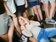 В запорожской школе ученик едва не задушил девочку на глазах у равнодушных зрителей (видео)