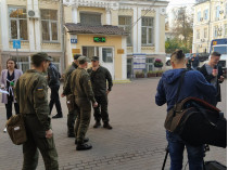 Журналисты у Хозяйственного суда в Киеве