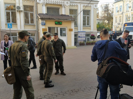 Журналисты у Хозяйственного суда в Киеве