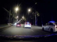 В Сумах водитель зажал руку полицейского дверью авто и протащил его по дороге (видео)