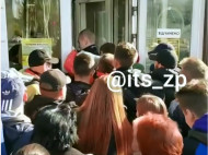 Дикие люди: сеть взбудоражило видео штурма секонд-хенда в Запорожье