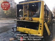 В Киеве на ходу загорелся троллейбус с пассажирами: фото и видео с места ЧП