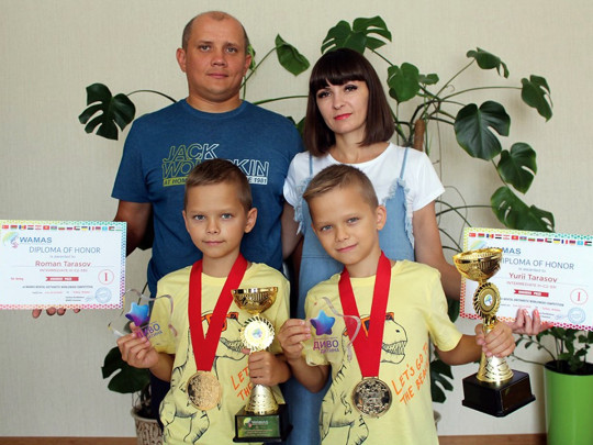 Юрий и Роман Тарасовы с родителями