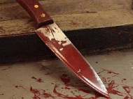 Кровавые семейные разборки: ревнивый муж изрезал женщину ножом, а затем понес ее на руках домой