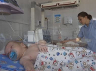 В Ровно мать избила ребенка и бросила его в общежитии: появились жуткие данные о состоянии малыша (видео)