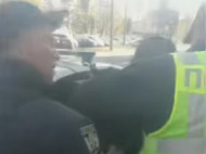 В Киеве пассажиры маршрутки поймали на горячем наглого карманника (видео)