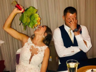 Из куриных наггетсов: невеста съела свой букет на свадьбе (фото)