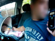 В Киеве пьяный водитель вез младенца на переднем сиденье авто: в сеть попали фото