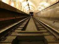 Киевское метро остановилось из-за упавшего на рельсы человека (видео)