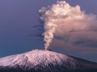 В Италии началось новое извержение вулкана Этна (впечатляющее видео)