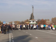 На Житомирщине учителя перекрыли международную трассу из-за долгов по зарплате: фото и видео с места событий