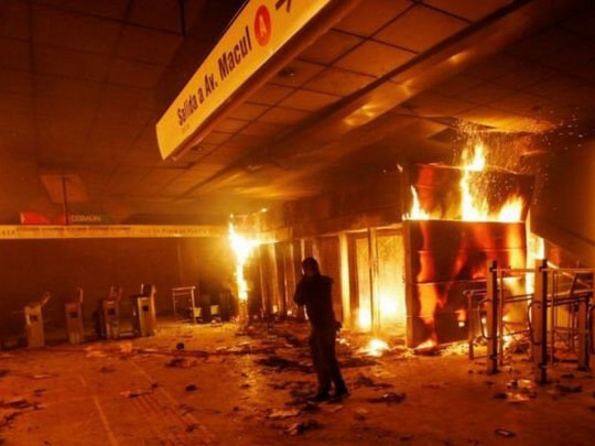 Пожар на станции метро в Сантьяго
