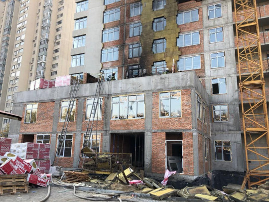 В Киеве горела недостроенная высотка: впечатляющие фото и видео ЧП