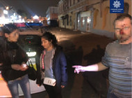 Избили и забрали телефон у мужчины: в полиции показали фото воровок, орудующих в центре Одессы