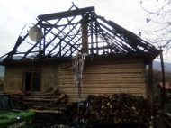 Маленькая героиня: в Закарпатье 8-летняя девочка спасла из горящего дома 4-летнего брата
