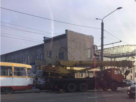В Одессе строительный кран врезался в трамвай