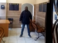 Иностранец с ножом устроил переполох в отделе полиции в центре Одессы (видео)