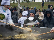 Блины с лопаты больше не в тренде: россияне пришли за бесплатной едой с ведрами (фото)