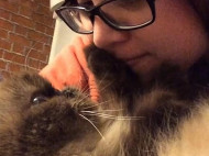 «Оставьте вашу фамильярность»: сеть насмешил кот, отвергающий попытки хозяйки его поцеловать (видео) 
