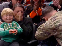 Американский военный шокировал жену и детей, придя на матч НХЛ после 11 месяцев в Ираке: трогательное видео