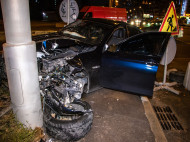 Под Шулявским мостом в Киеве BMW влетела в столб: фото и видео с места аварии