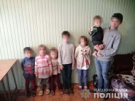 Самому младшему — год: в Одессе нашли на улице семерых полуголых детей (фото)
