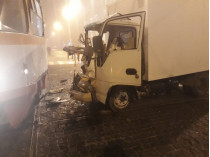 В центре Одессы грузовик в густом тумане врезался в трамвай