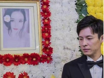 Жених по похоронах с портретом невесты