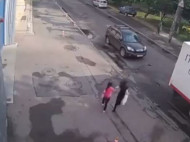 Бросились прямо под колеса: в сеть попал момент ДТП с участием ребенка в Киеве (видео)