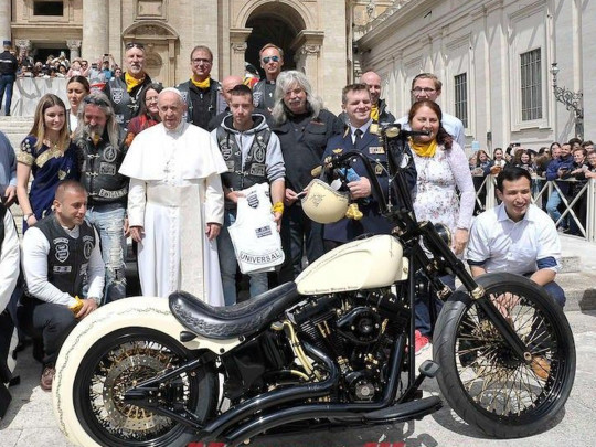 Harley Davidson с автографом Папы Римского