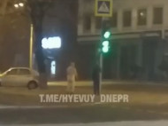 "Заплатил за коммуналку": в сети обсуждают видео с голым мужчиной на улице в Днепре